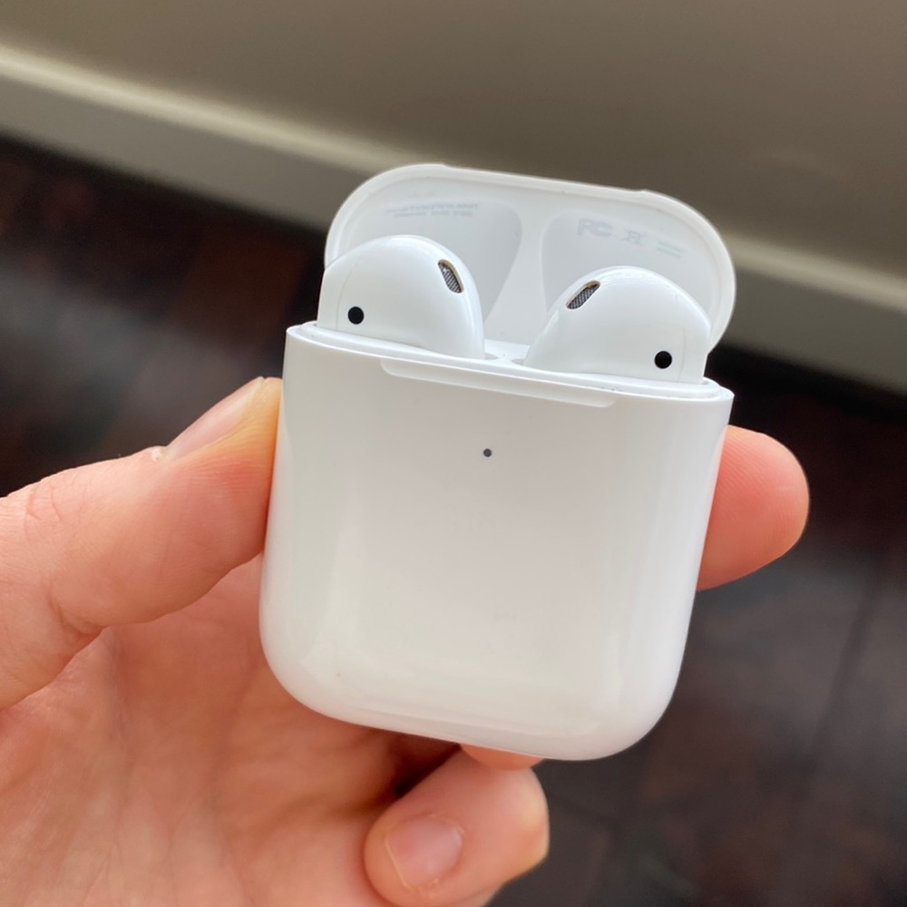 Apple AirPods with charging case (1st generation)